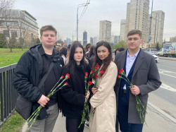 Студенты МГЛУ приняли участие в патриотической акции возложения цветов к памятнику Александра Невского 