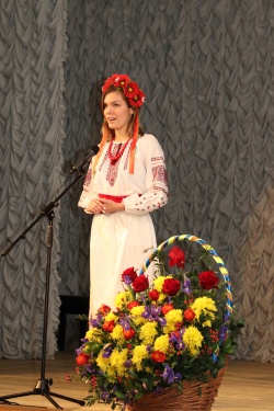 Студентка МГЛУ на сцене Национального культурного центра Украины в Москве