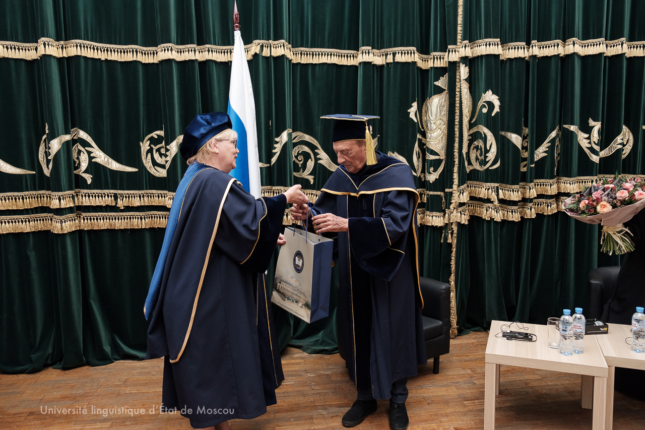 الأيميدج مايكرجاك سيجيلا منح لقب الدكتور الفخري
