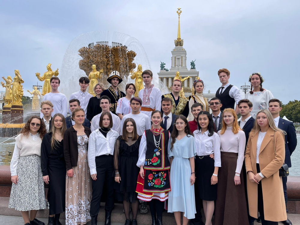 Вальсируем всей страной: студенты МГЛУ приняли участие в рекордном флешмобе «Вальс народов России»