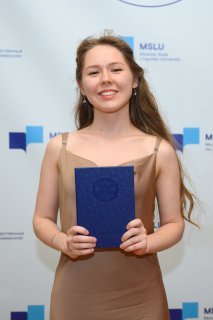 Выпускница переводческого факультета МГЛУ Виктория Зимушина - победительница конкурса эссе SUN